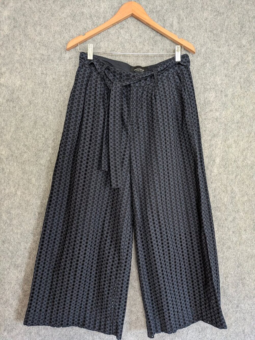 Banana Republic Belted Eyelet Wide Leg Cropped Pants Size 2 Limited Edition
